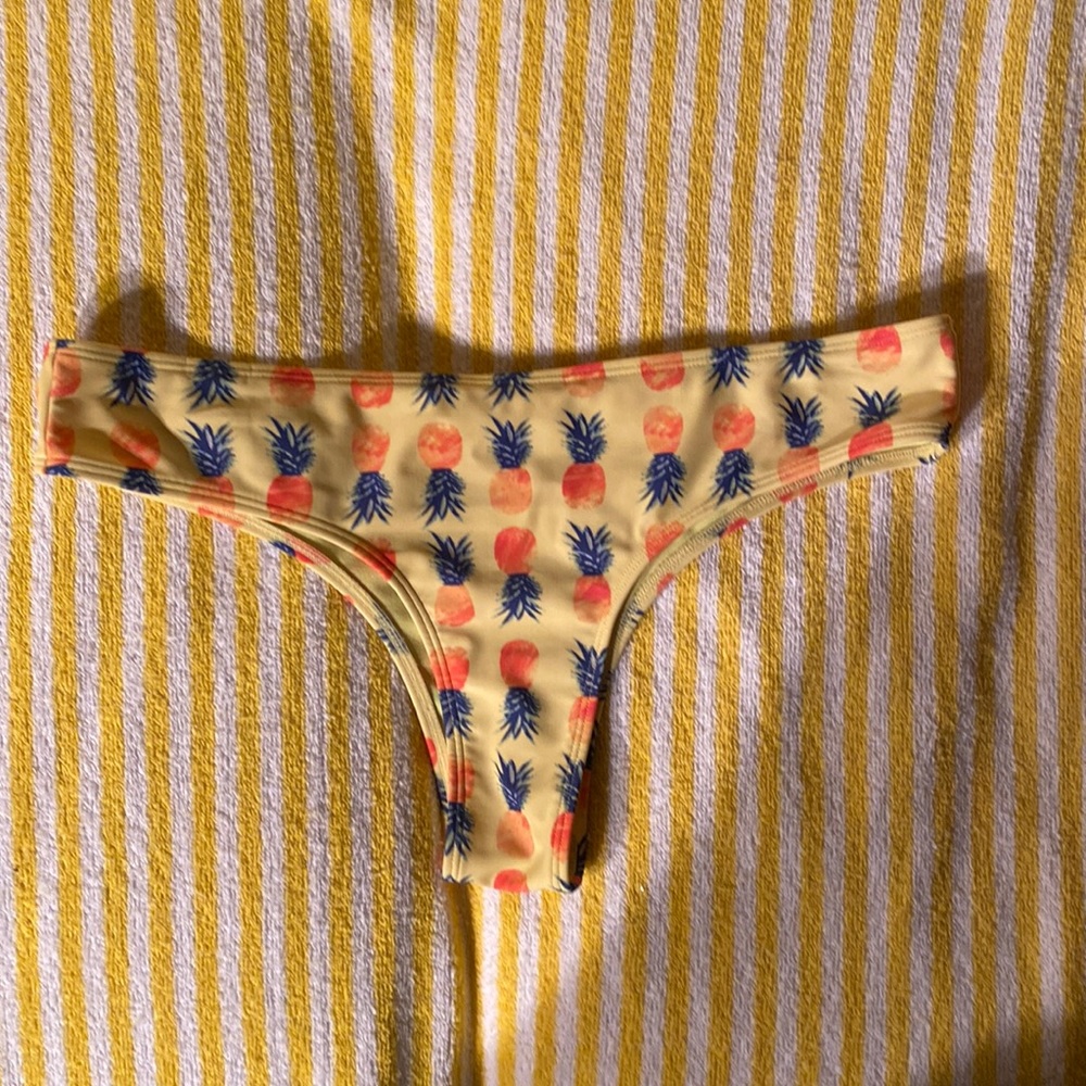 Hollister Pineapple Yellow Orange & Green Bikini Bottoms Size M.